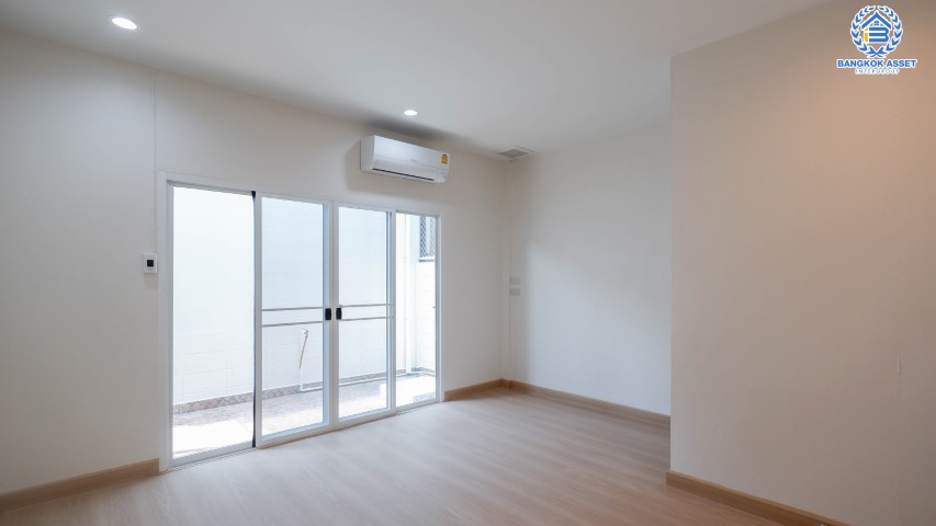 *****ทาวน์เฮ้าส์มือสองย่านกรุงเทพฯ ม.กรุงเทพ-นนทบุรี ซอยกรุงเทพ-นนทบุรี39 เนื้อที่ 17.30 ตร.ว. ฟังก์ชัน 2 ห้องนอน 2 ห้องน้ำ ที่จอดรถ 1 คัน บ้านสวยตกแต่งสไตล์ minimalism สวยงาม พร้อมเข้าอยู่ ทำเลแห่งการเดินทาง ใกล้รถไฟฟ้าสายสีม่วง "วงศ์สว่าง" เชื่อมต่อถนนวงศ์สว่าง ถนนรัชดาภิเษก ถนนประชาชื่น ฯลฯ จองได้แล้ววันนี้!